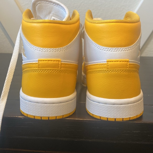 Wmns Air Jordan 1 Mid ‘University Gold’ BQ6472-117 - Picture 3 of 4
